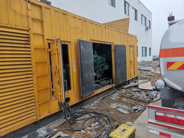 任城如何在发电机出租合同中约定设备的维修和保养责任？